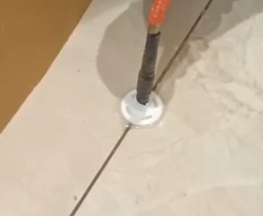 香河瓷砖空鼓维修公司专业解答瓷砖在铺贴过程中，如果没有涂抹均匀到位的粘结材料（如水泥砂浆或瓷砖胶），可能会导致以下问题