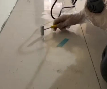 香河瓷砖开裂维修公司专业分享瓷砖在铺贴前如果没有沥干水分，将会导致以下问题